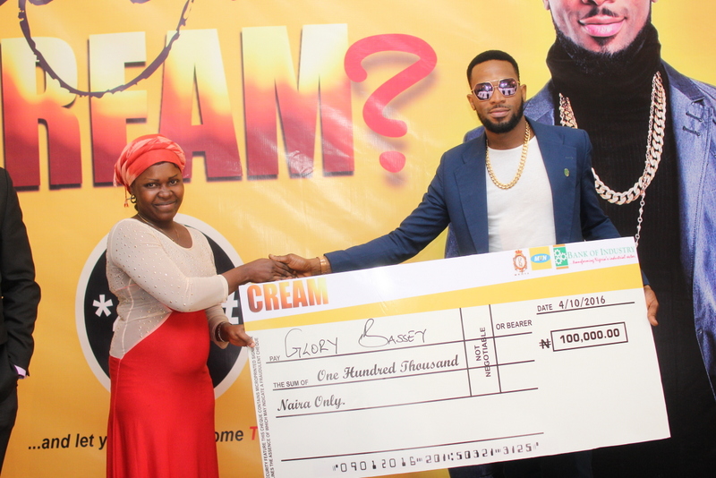 1-cream-winner-glory-bassey-and-dbanj-at-the-prize-presentation-on-tuesday-october-4-2016