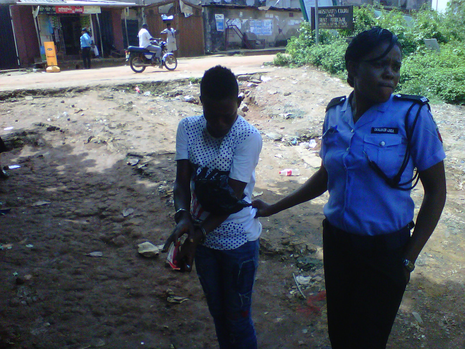 alimotu-arrested-by-police-woman-after-she-jumped-inside-black-maria-bus-to-follow-lover-to-prison